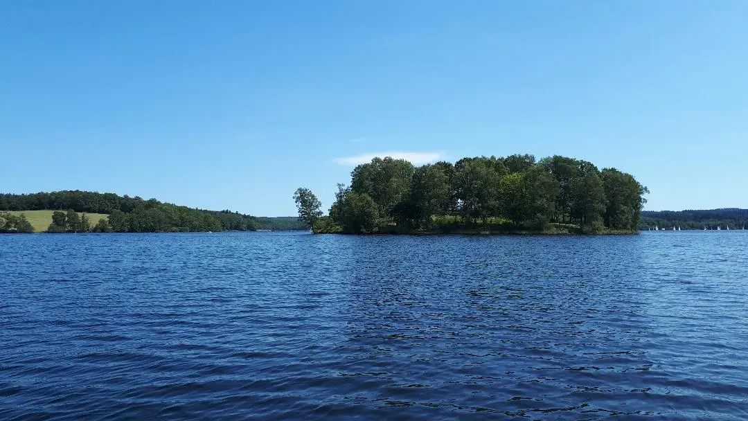 Possibilité d'emprunter le chemin des poètes autours du lac et de découvrir sa beauté. Bateau taxi pour traverser le lac_36