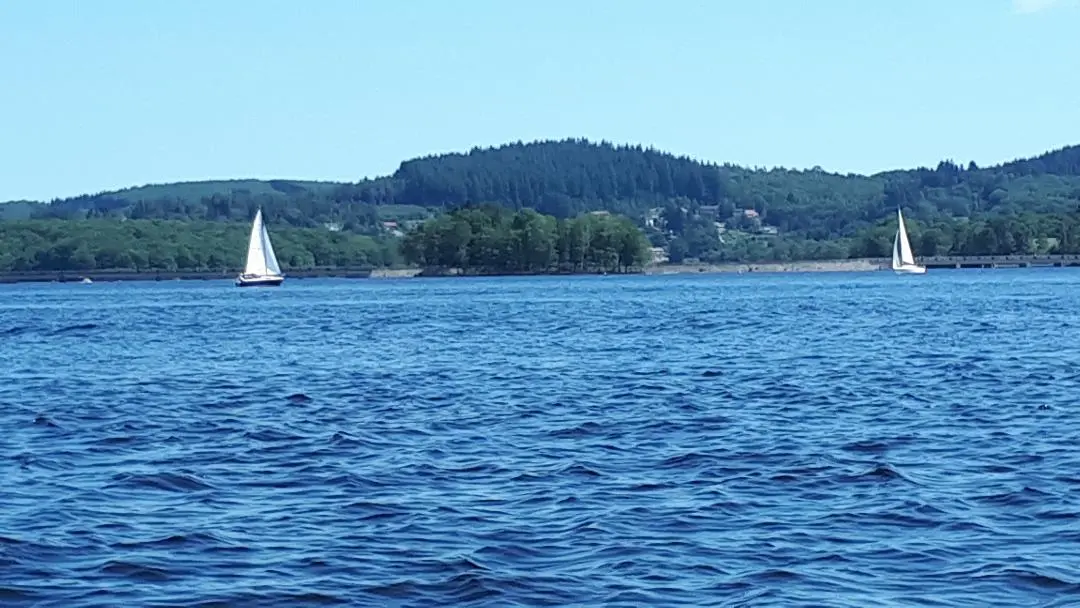 Lac de Vassivière, nombreuses activités autours et sur le lac. Terra ventura, paddle, bateau, planche à voile, ski nautique, jeux gonflabes, accrobranche, pêche...._38