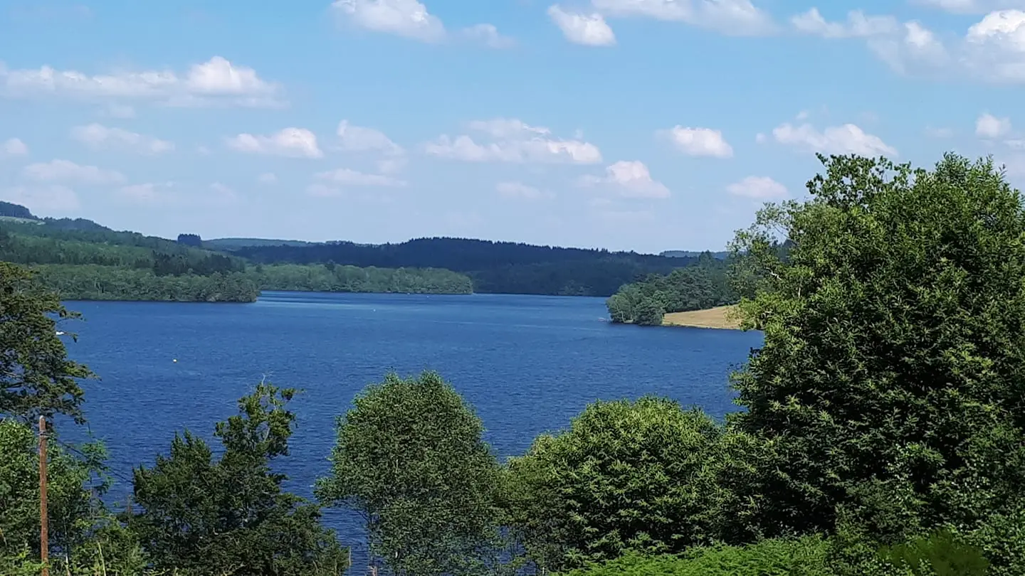 Lac de Vassiviere à 5 mn du gîte, chemin de randonnée 30 km autours du lac accessible aux randonneurs, aux cyclistes_7