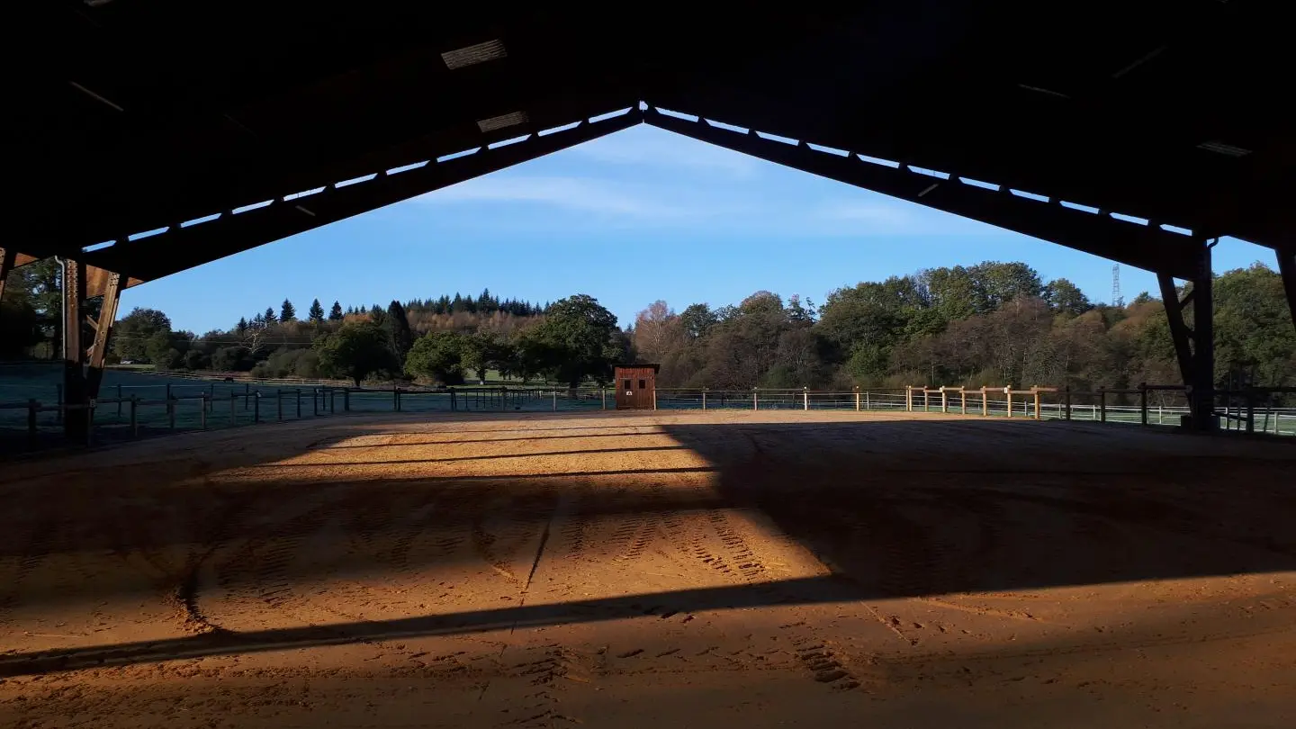 manège et carrière pouvant accueillir toute personne désirant découvrir l'équitation_43