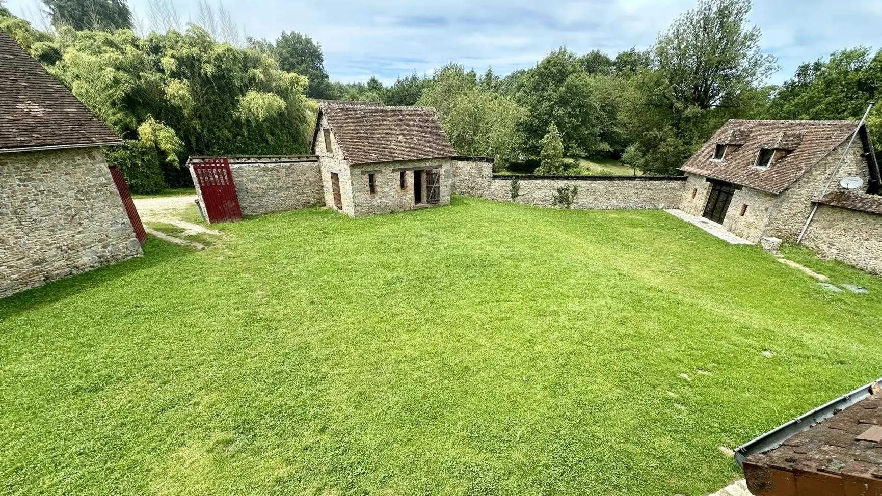 Gite la pommeraie au domaine de Montintin commune de Chateau Chervix en Haute-Vienne - la pelouse vue de l'étage_3