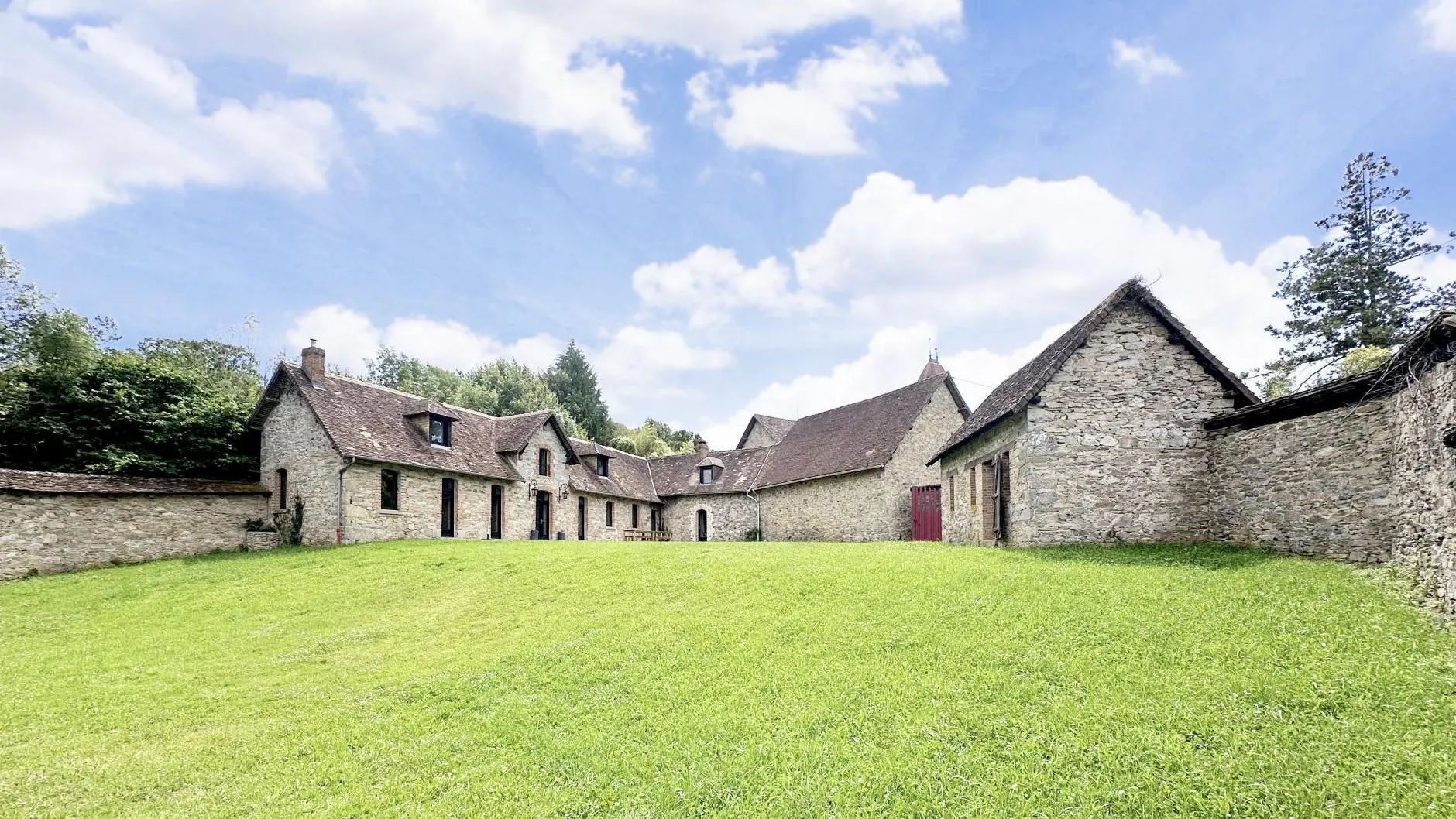 Gite la pommeraie au domaine de Montintin commune de Chateau Chervix en Haute-Vienne - le gîte vue de la petite maison_2