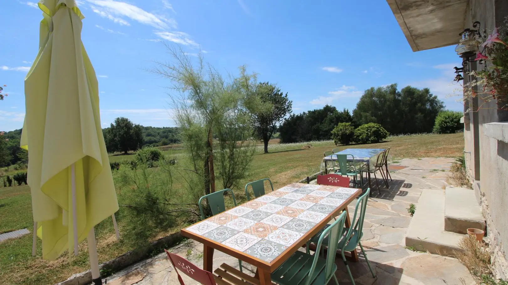 Gite de Gaby et Jean à Coussac Bonneval en Haute-Vienne, Nouvelle Aquitaine - la terrasse coté Sud_20