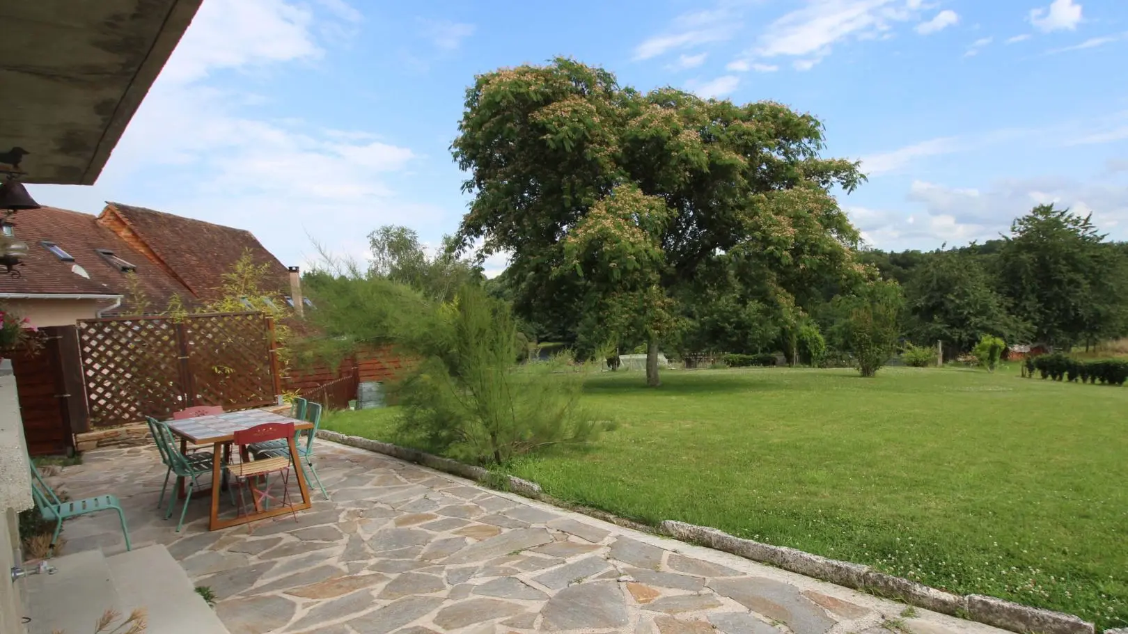 Gite de Gaby et Jean à Coussac Bonneval en Haute-Vienne, Nouvelle Aquitaine - terrasse sud_22