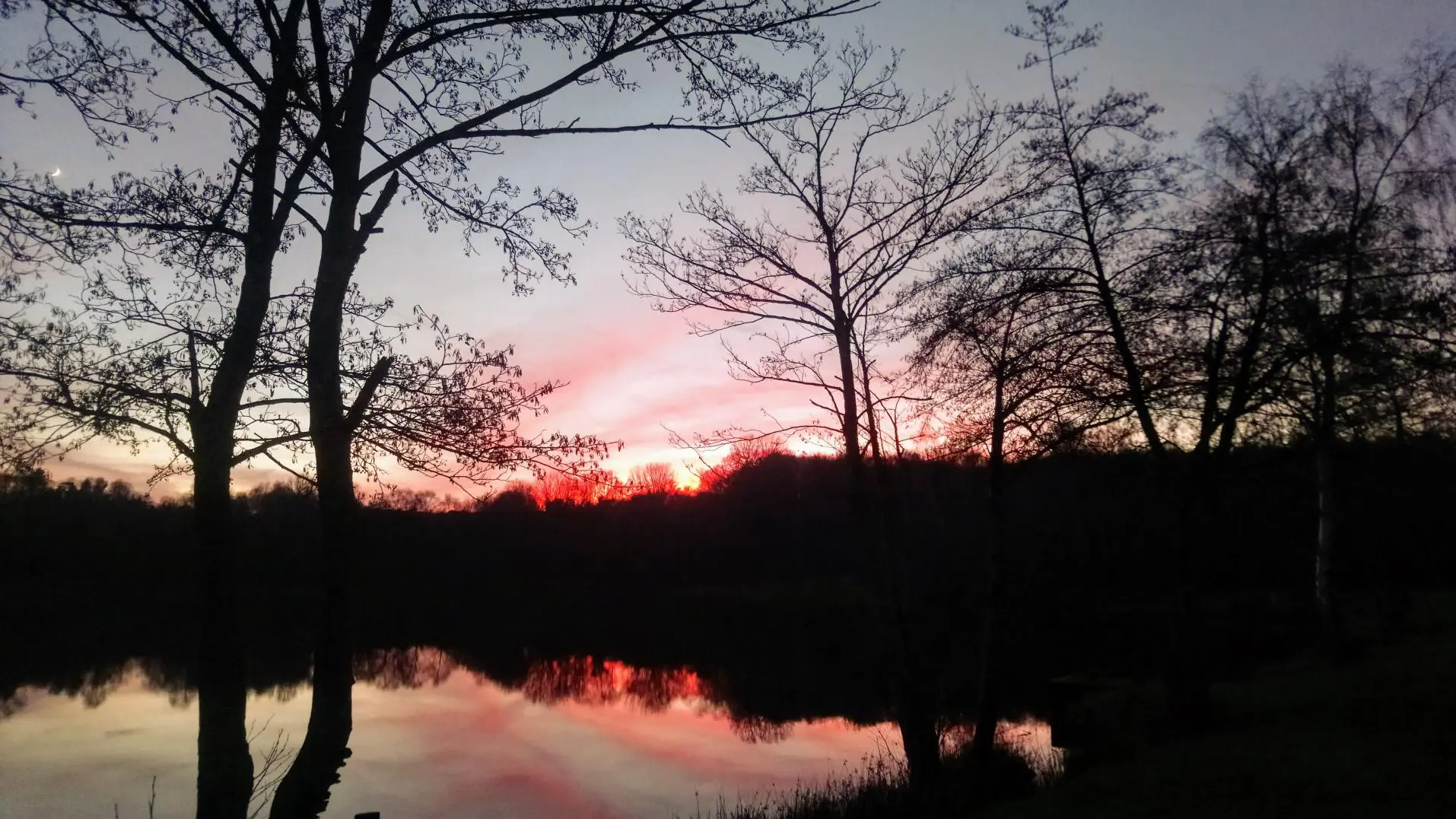 couché de soleil sur l'étang des pierres du mas, étang publique  situé à 200m du gîte _30