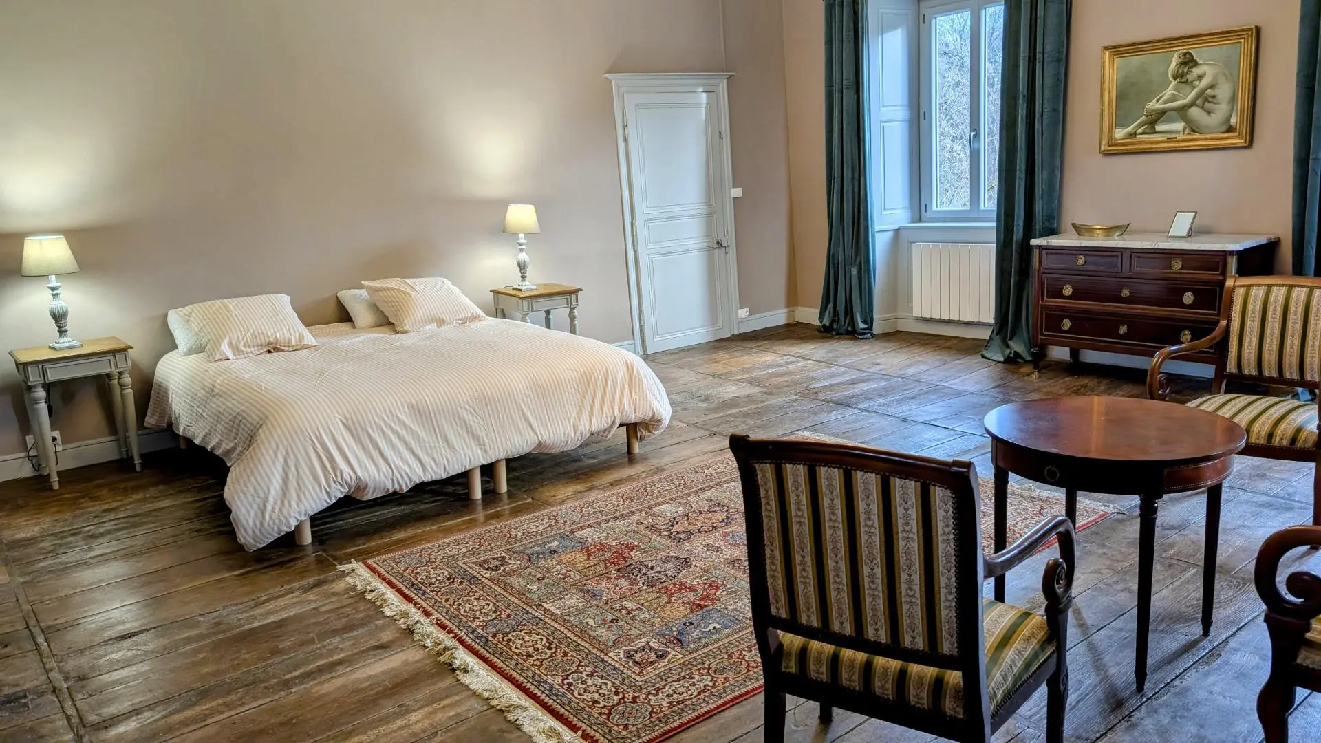 Le manoir de la Borie sur la commune de La Porcherie en Haute-Vienne - chambre 8 de 45 m² avec salon et kitchenette privée_42