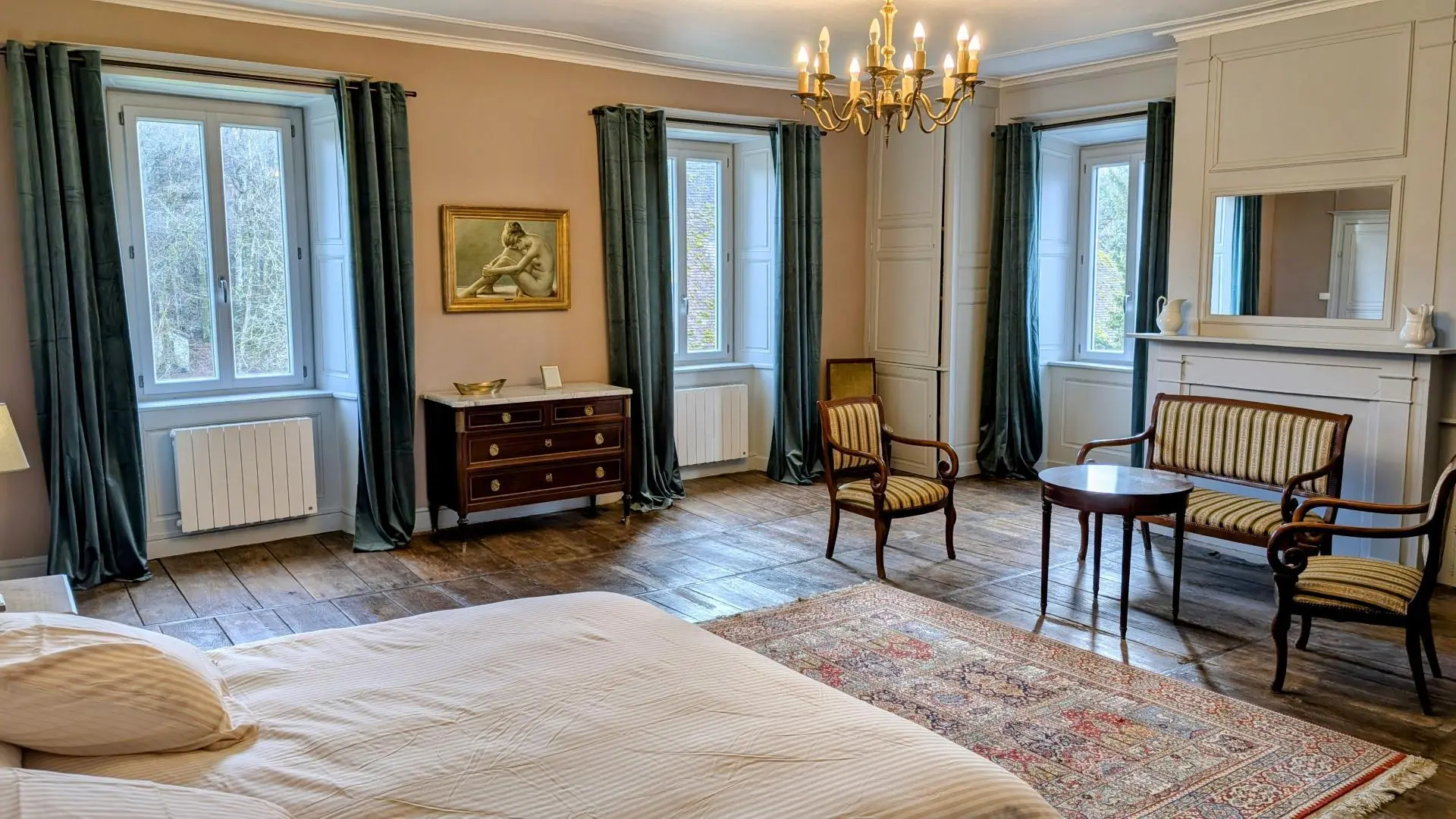 Le manoir de la Borie sur la commune de La Porcherie en Haute-Vienne - chambre 8 de 45 m² avec salon et kitchenette privée_41