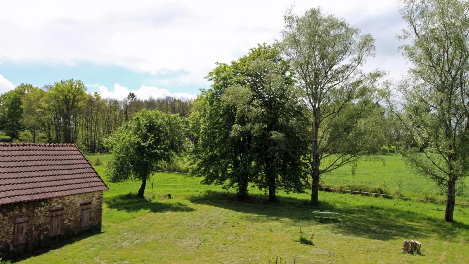 Gite du Clos du Got à Saint Yrieix La Perche en Haute-Vienne - terrain vu de l'étage_12