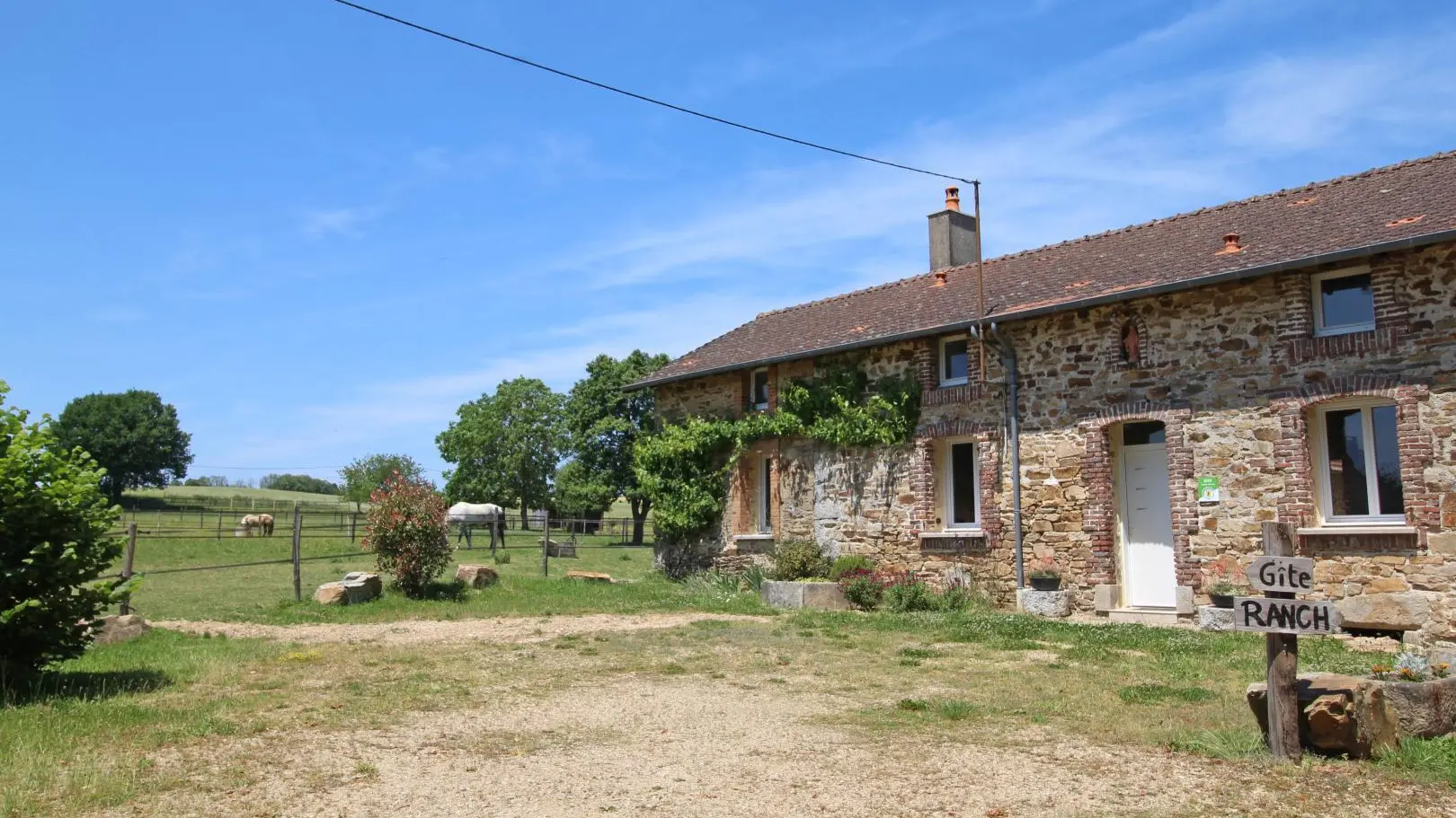 Gîte 'La réserve' à Saint Yrieix la Perche en Haute-Vienne (Nouvelle Aquitaine)
FACADE SUD AVEC LA COUR_34