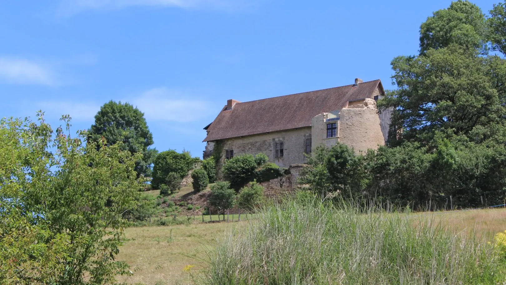 Le vieux château à Vicq sur Breuilh en Haute-Vienne (Limousin)_33