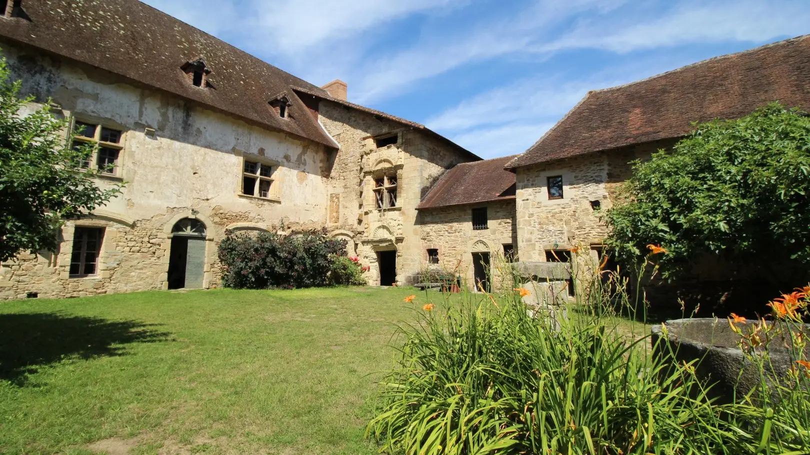 Le vieux château à Vicq sur Breuilh en Haute-Vienne (Limousin)_35