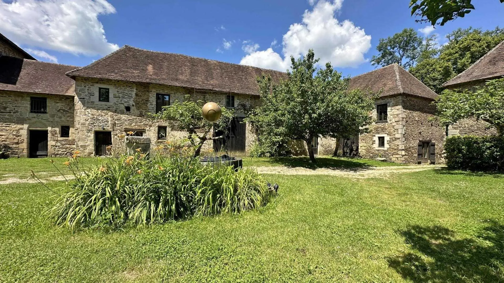 Le vieux château à Vicq sur Breuilh en Haute-Vienne (Limousin)_6