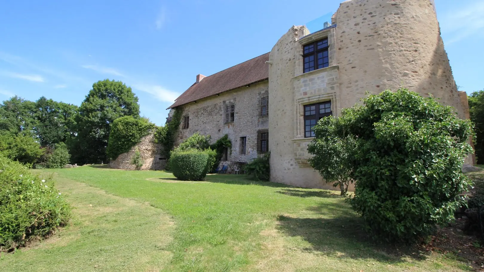 Le vieux château à Vicq sur Breuilh en Haute-Vienne (Limousin)_37