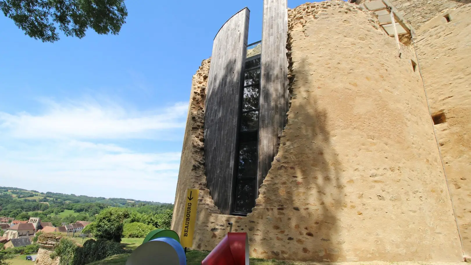 Le vieux château à Vicq sur Breuilh en Haute-Vienne (Limousin)_26