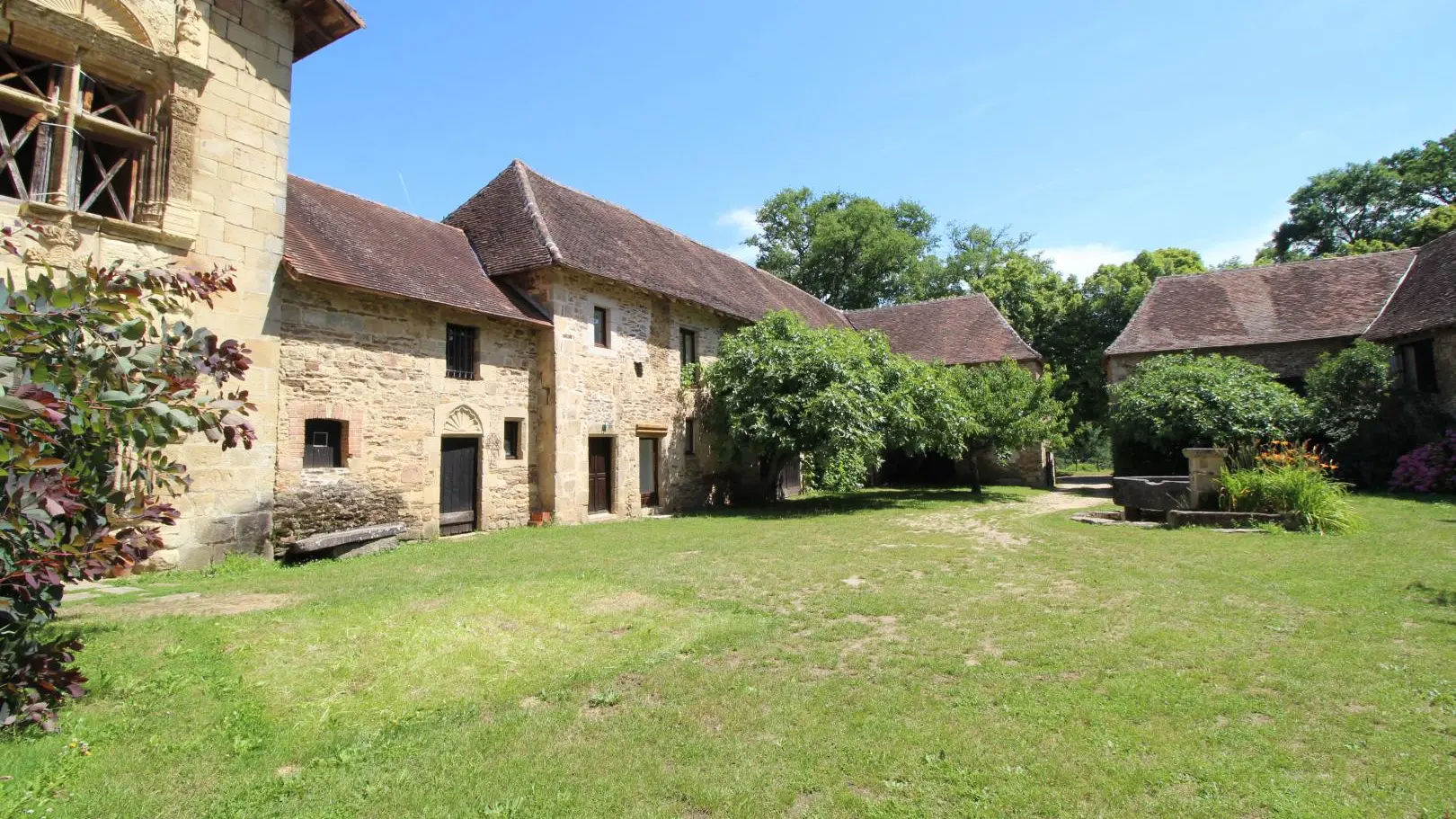 Le vieux château à Vicq sur Breuilh en Haute-Vienne (Limousin)_36