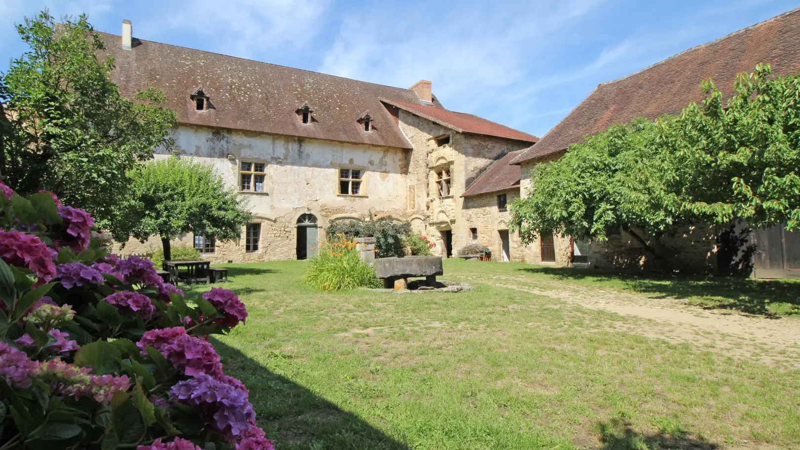 Le vieux château à Vicq sur Breuilh en Haute-Vienne (Limousin)_34