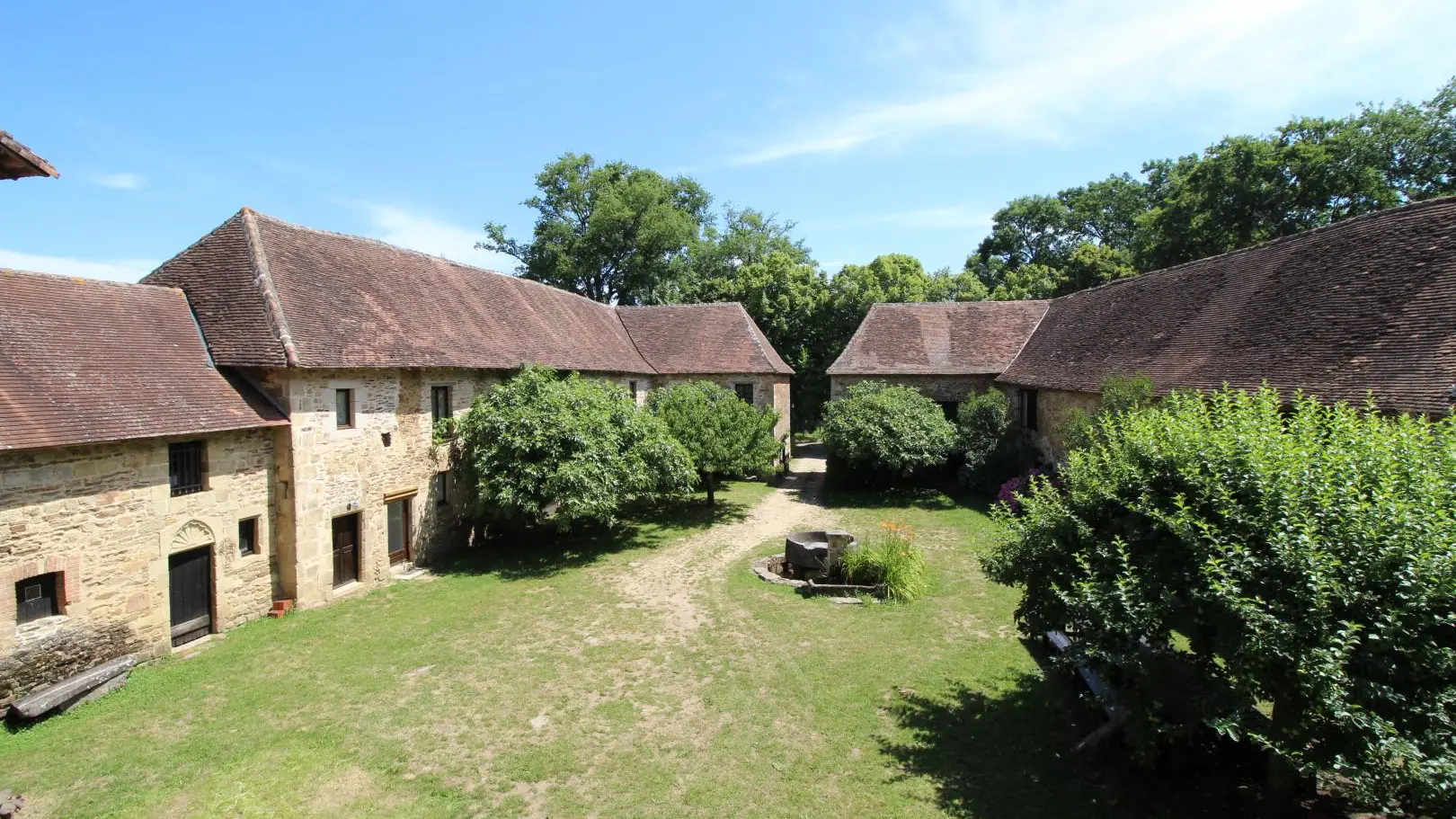 Le vieux château à Vicq sur Breuilh en Haute-Vienne (Limousin)_1