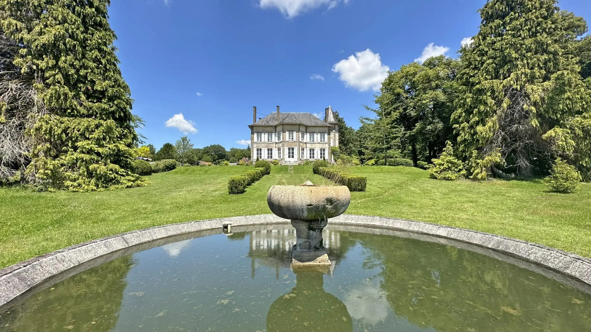 Le Petit Château à Vicq sur Breuilh en Haute-Vienne (Nouvelle Aquitaine)_1