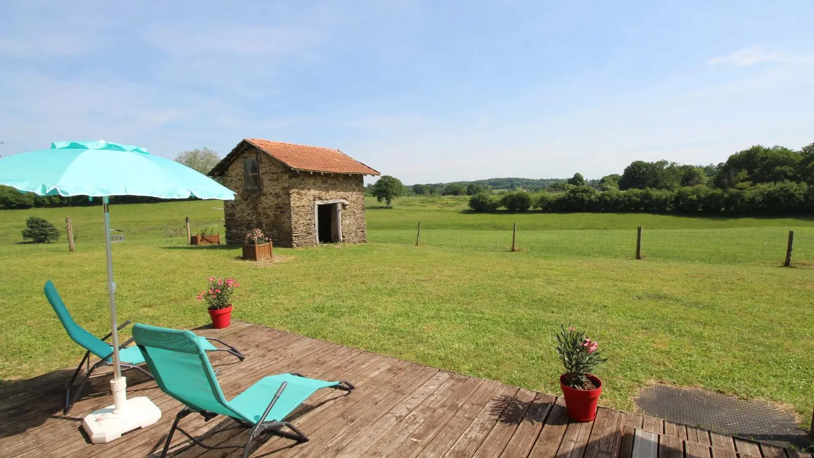 Gîte Le Tilleul Le Chalard sur la commune de Chalus en Haute-Vienne - terrasse et petite cabane en pierres_19