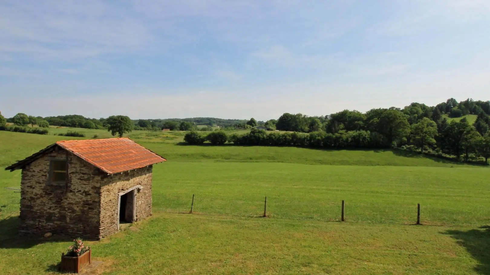 Gîte Le Tilleul Le Chalard sur la commune de Chalus en Haute-Vienne - vue des prairies et collines devant le gîte_18