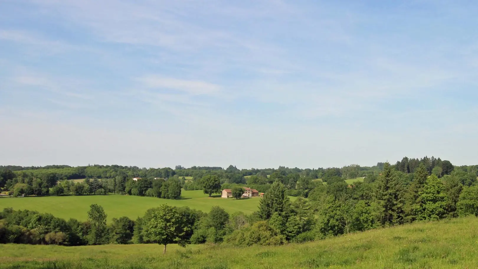 Gîte Le Tilleul Le Chalard sur la commune de Chalus en Haute-Vienne - le gîte vu de la colline en face_2