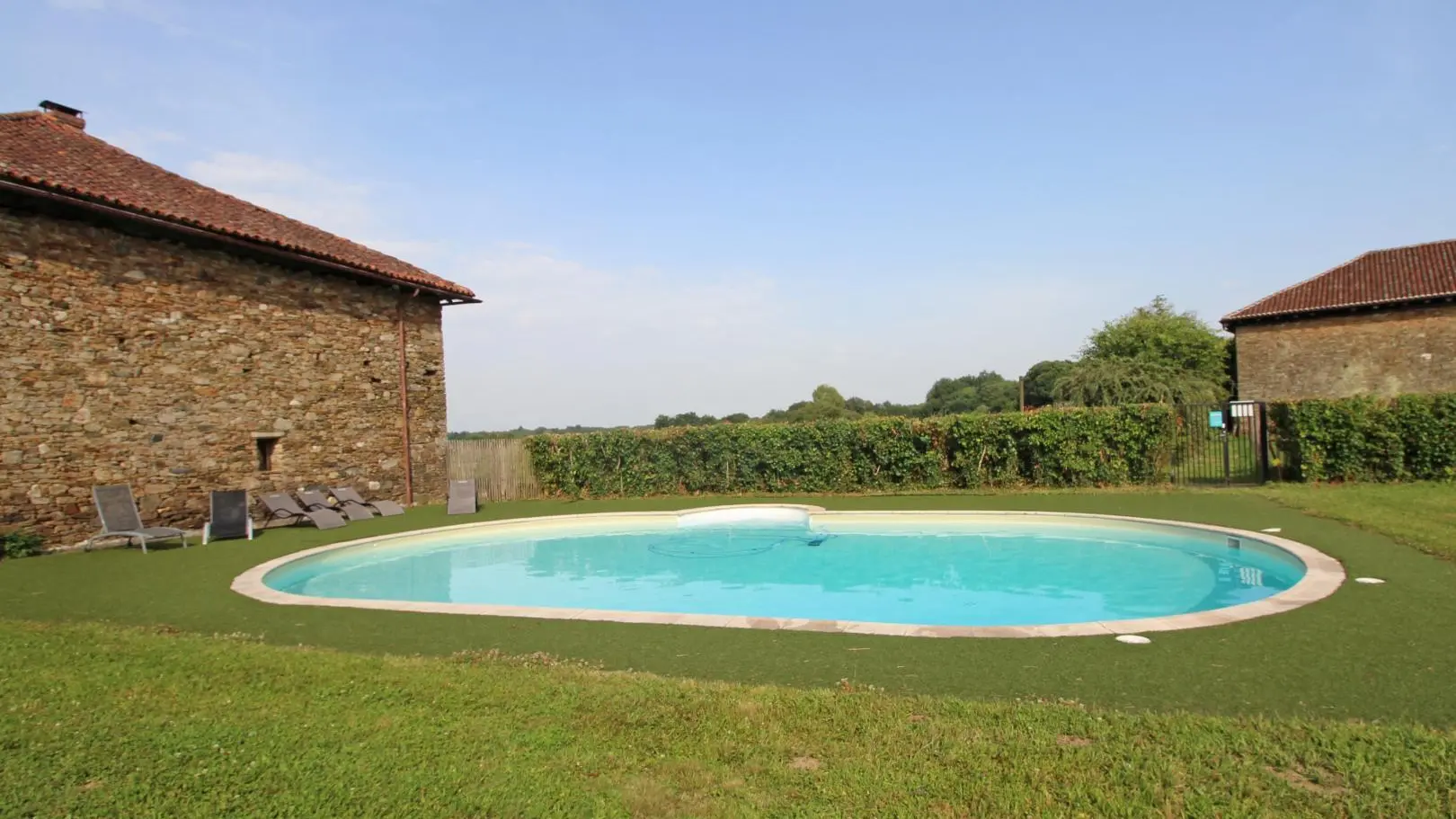 Le gite du PèrMangle Domaine de Brie à Champagnac La Riviere en Haute Vienne - piscine partagée_21