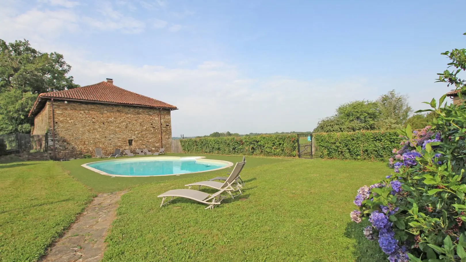 Le gite du PèrMangle Domaine de Brie à Champagnac La Riviere en Haute Vienne - piscine partagée_5