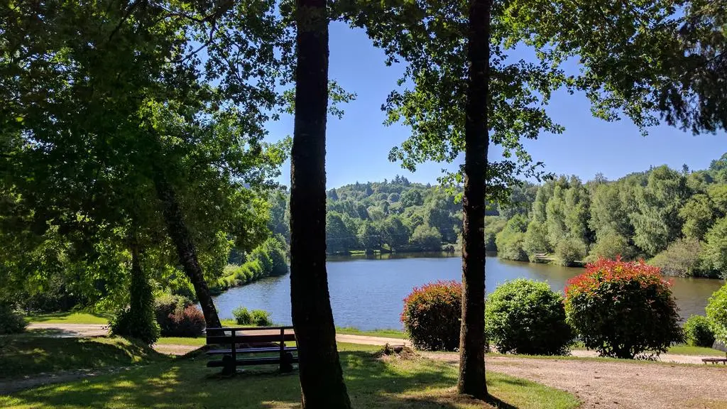 Le hameau de Maridèle à Cussac en Haute-Vienne,vue sur l'étang_21