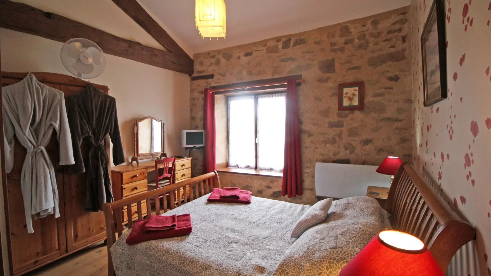 Maison de Massaloux à Gorre en Haute-Vienne (Nouvelle Aquitaine) - chambre coquelicot_17