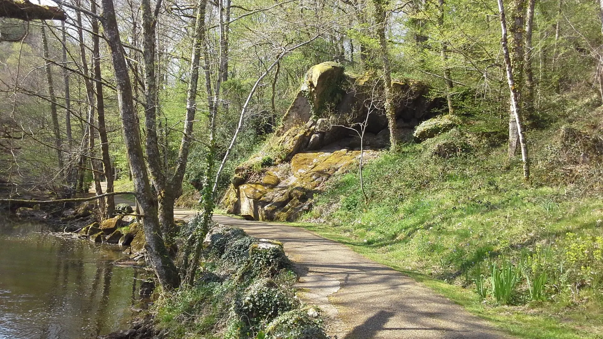 sentiers sur le bord de la Gorre juste en dessous du gite 