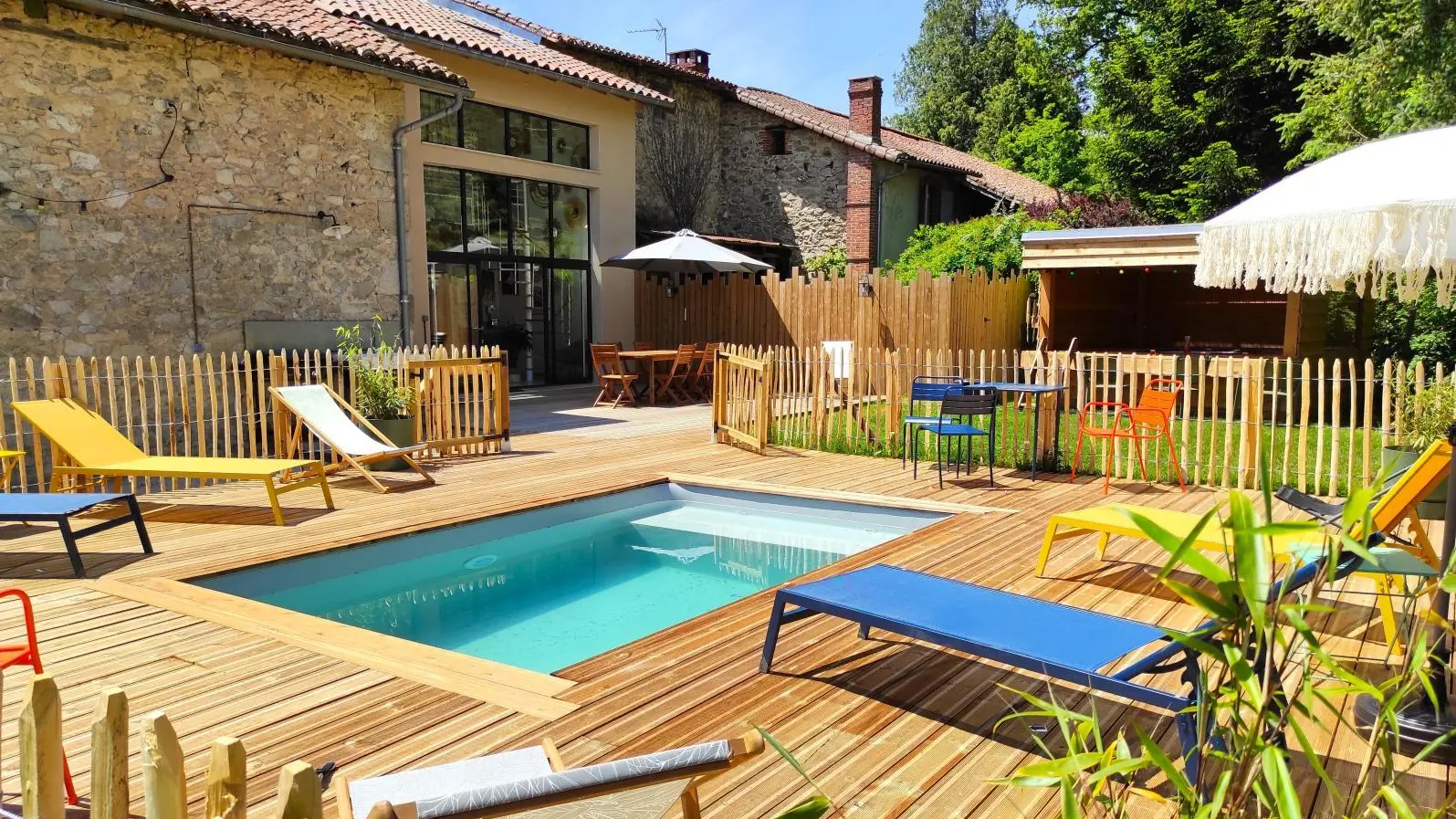 La Clé des Champs à Saint Victurnien, la piscine et la terrasse_1