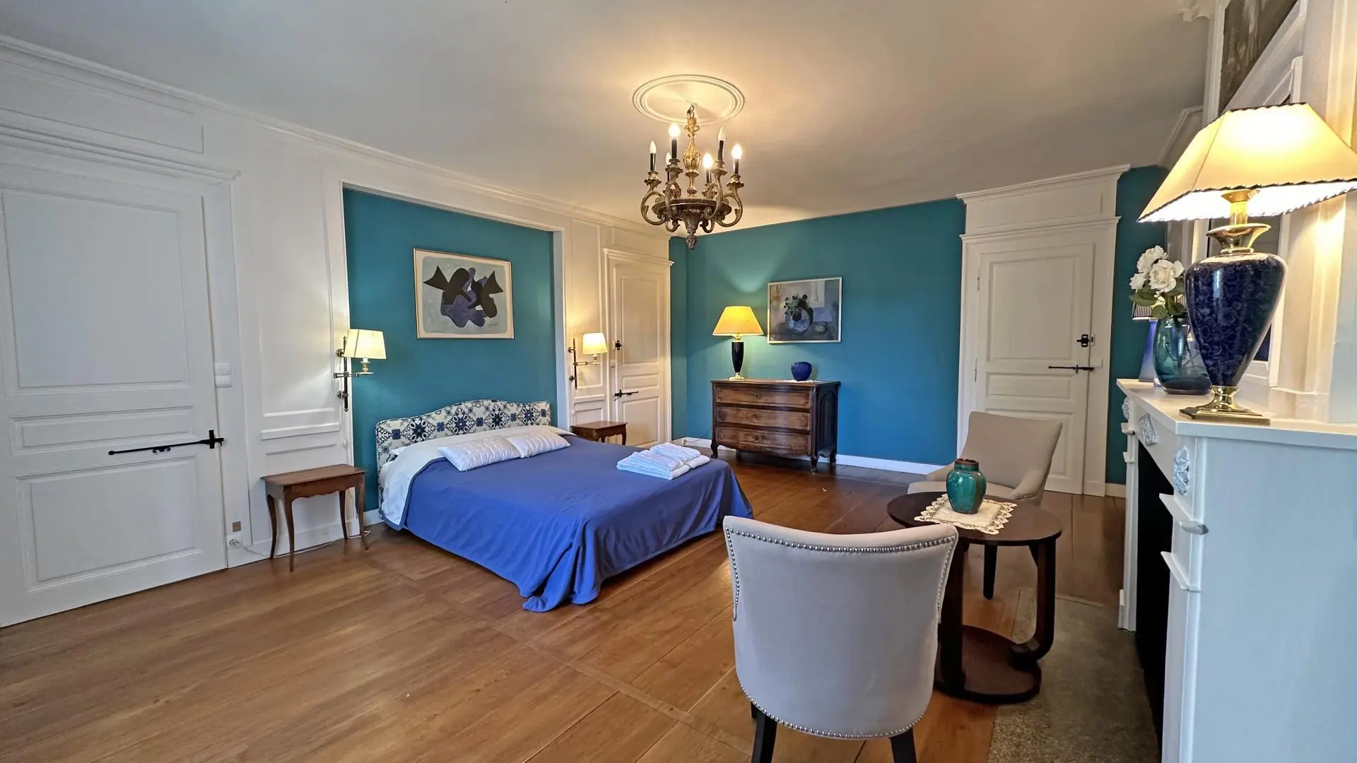 Domaine de Gensignac à Séreilhac en Haute-Vienne (Nouvelle Aquitaine)- chambre bleue canard_39