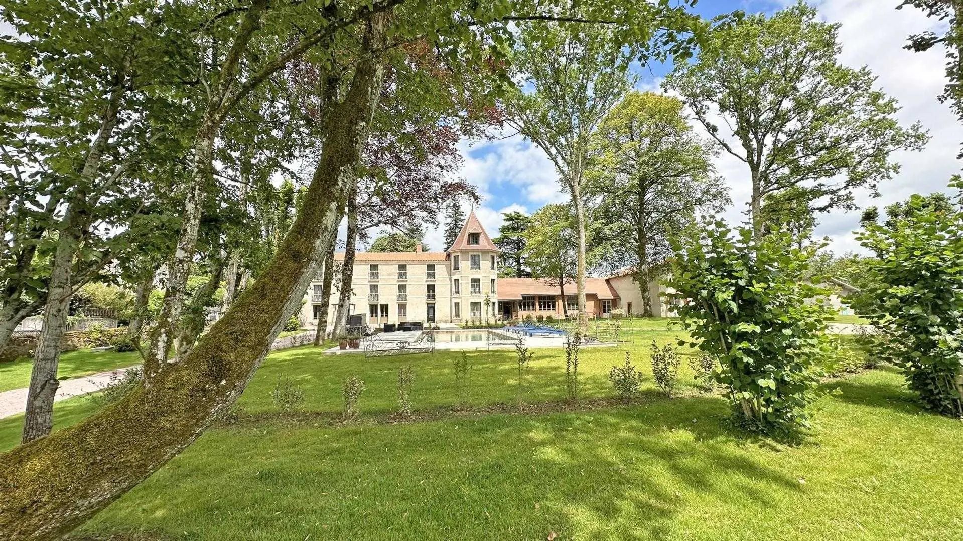 Le Manoir des Perrières à Rochechouart en Haute-Vienne (Nouvelle Aquitaine)_2