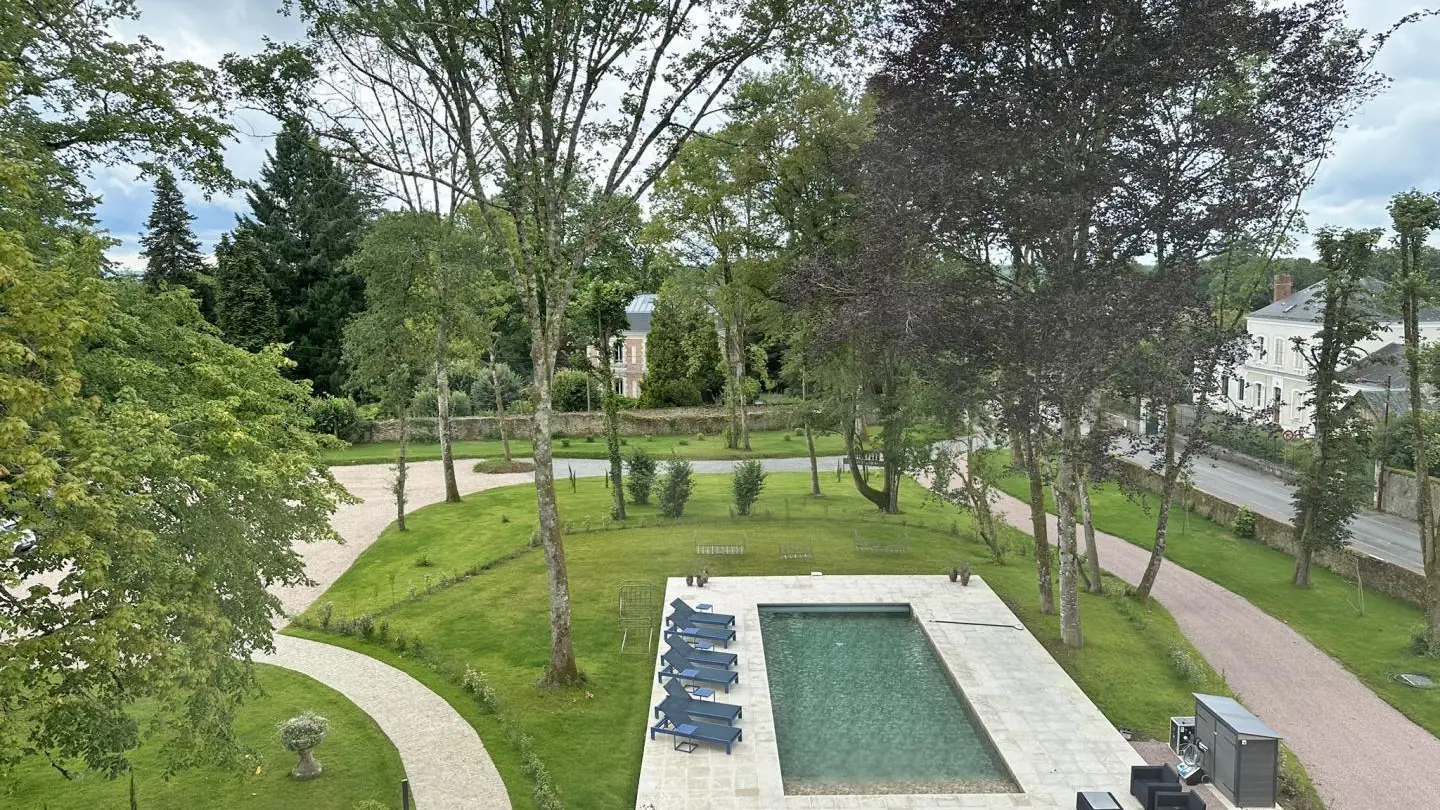 Le Manoir des Perrières à Rochechouart en Haute-Vienne (Nouvelle Aquitaine) - vue de la chambre de la Tour_62