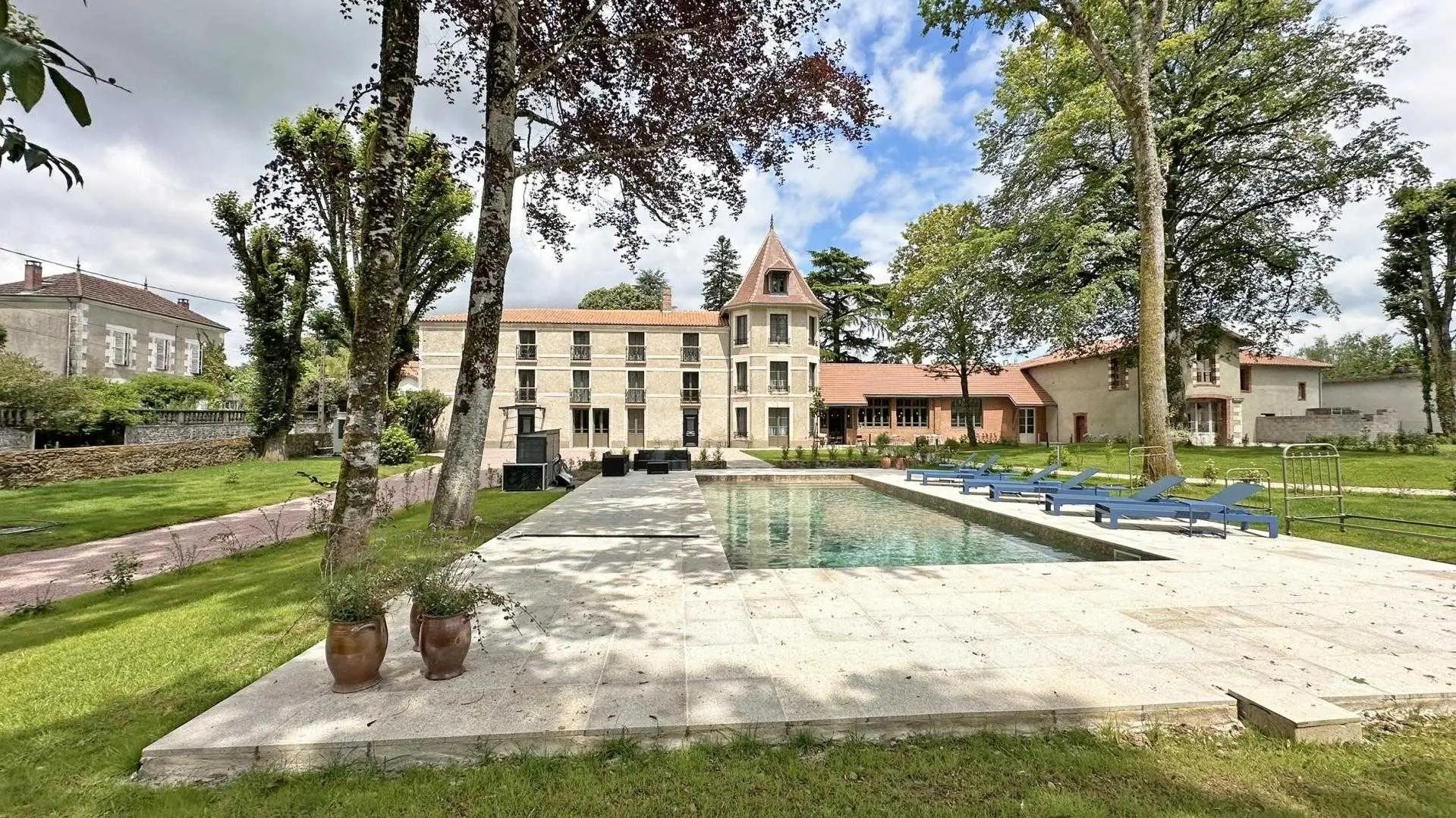 Le Manoir des Perrières à Rochechouart en Haute-Vienne (Nouvelle Aquitaine)_1