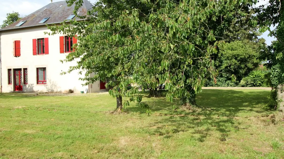 Gîte Le Boucheron à Beynac en Haute-Vienne (Limousin), la maison et le jardin coté ouest._35