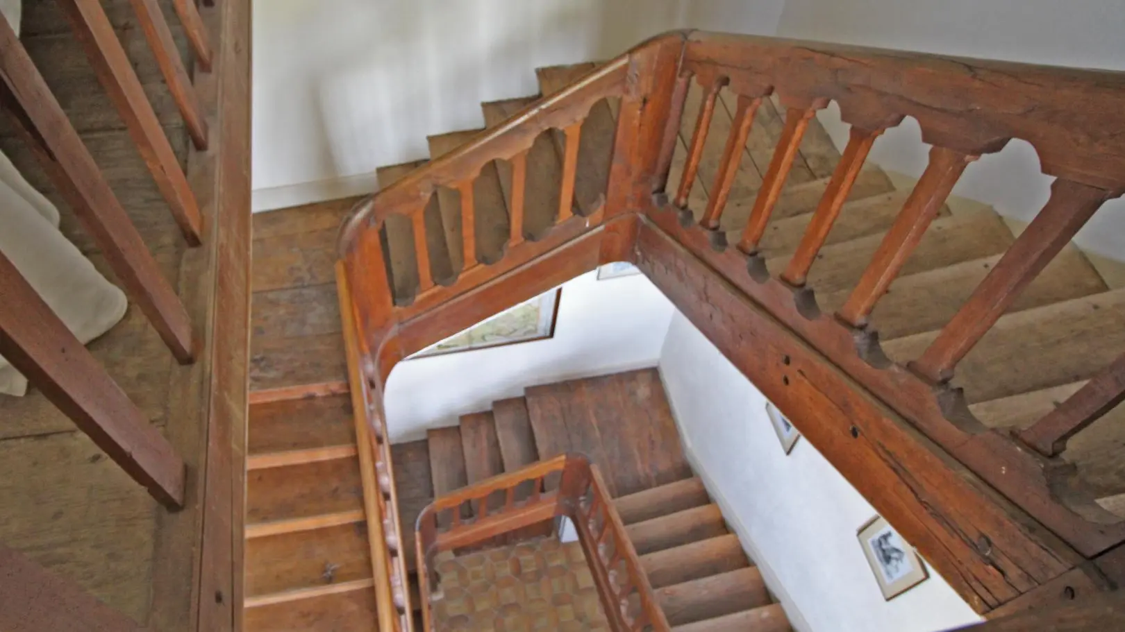 Gite des Hauts de Bosmie, commune de Bosmie L'Aiguille en Limousin - escalier desservant 1er et 2nd étage_12