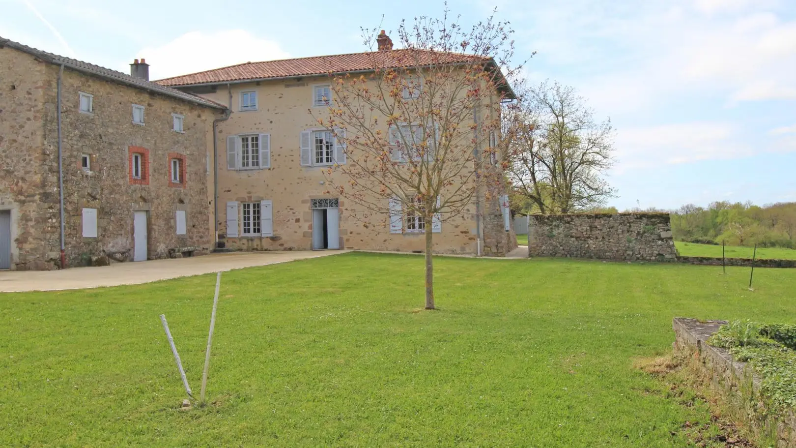 Gite des Hauts de Bosmie, commune de Bosmie L'Aiguille en Limousin - pelouse côté arrivée_27