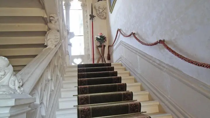 Château de Bort à Saint Priest Taurion en Haute-Vienne (Nouvelle Aquitaine)- Escalier vers les chambres d'hôtes_30