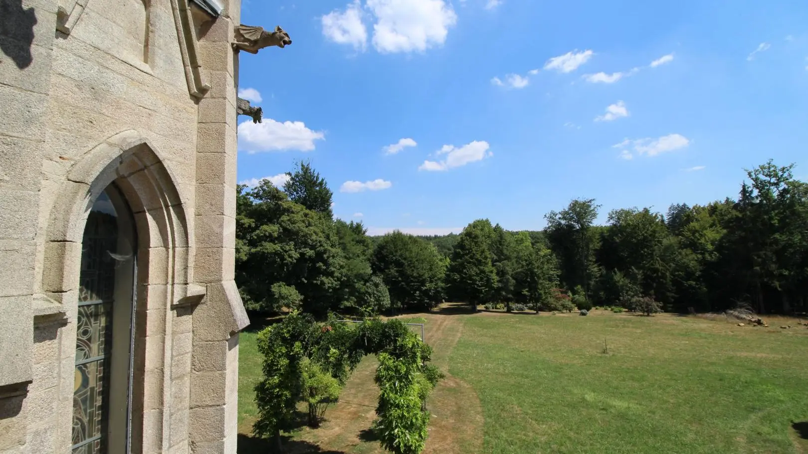 Château de Bort à Saint Priest Taurion en Haute-Vienne (Nouvelle Aquitaine)- Vue de la chambre des îles_46