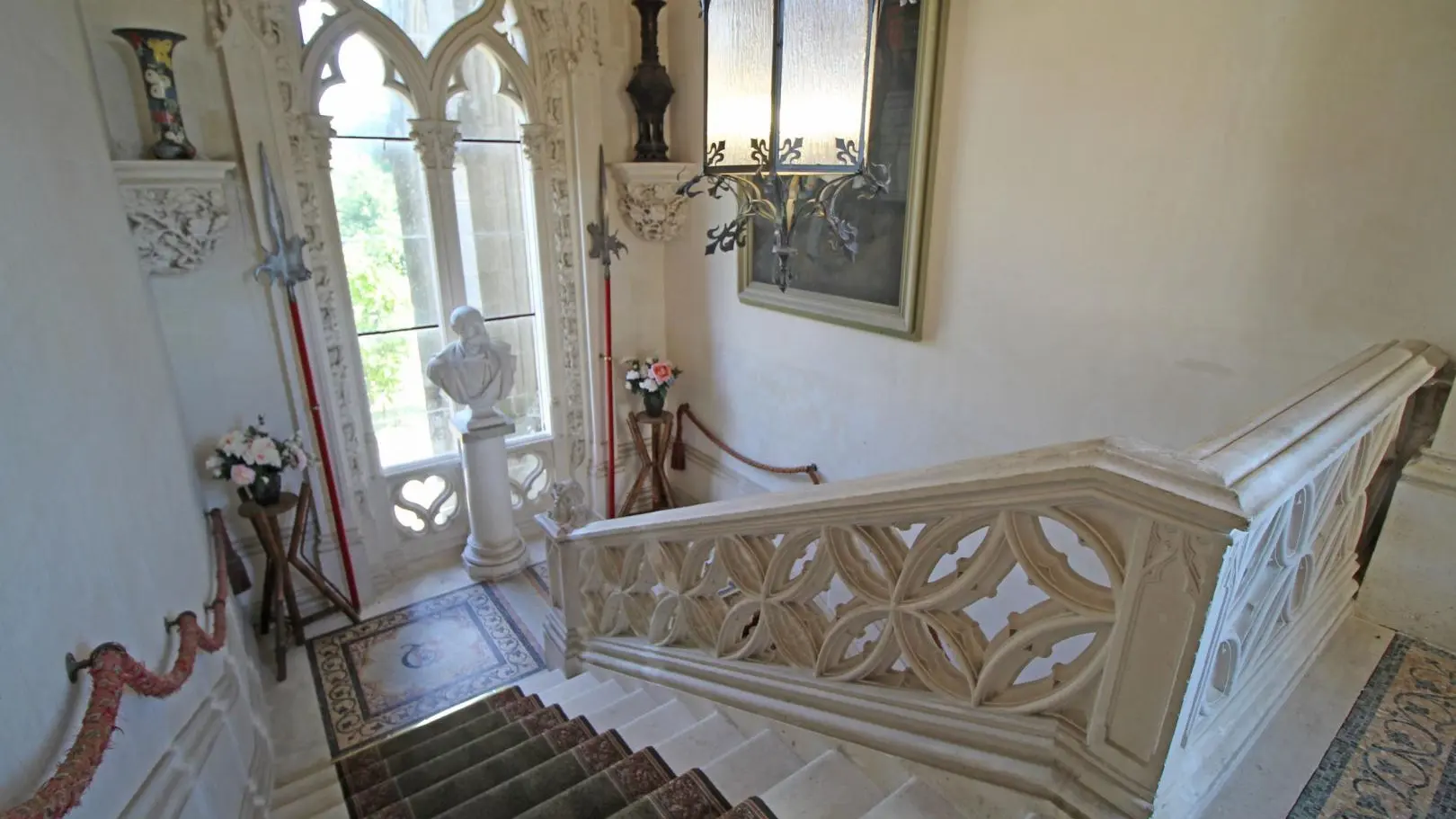 Château de Bort à Saint Priest Taurion en Haute-Vienne (Nouvelle Aquitaine)- Escalier vers les chambres d'hôtes_6