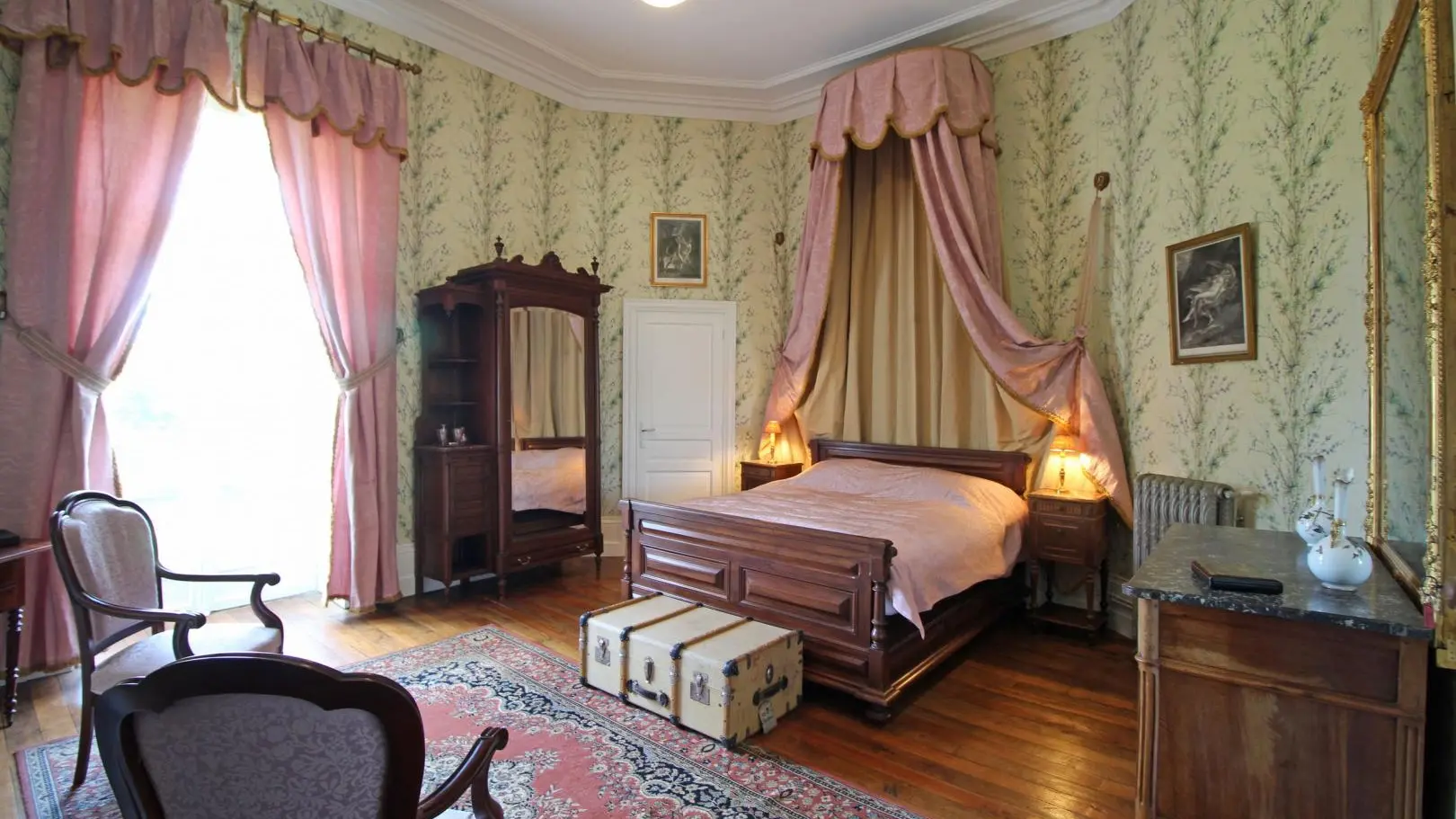 Château de Bort à Saint Priest Taurion en Haute-Vienne (Nouvelle Aquitaine)- chambre mauve_3