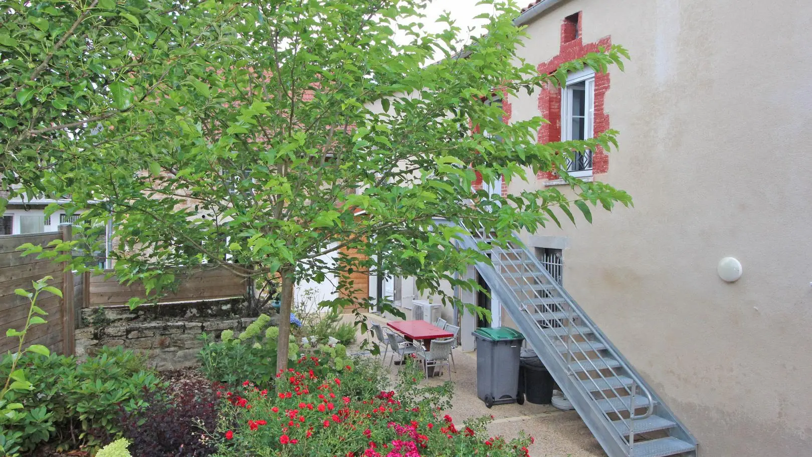 gite de La Treille à Saint Hilaire La Treille en Haute-Vienne, l'escalier pour accéder à l'appartement_14