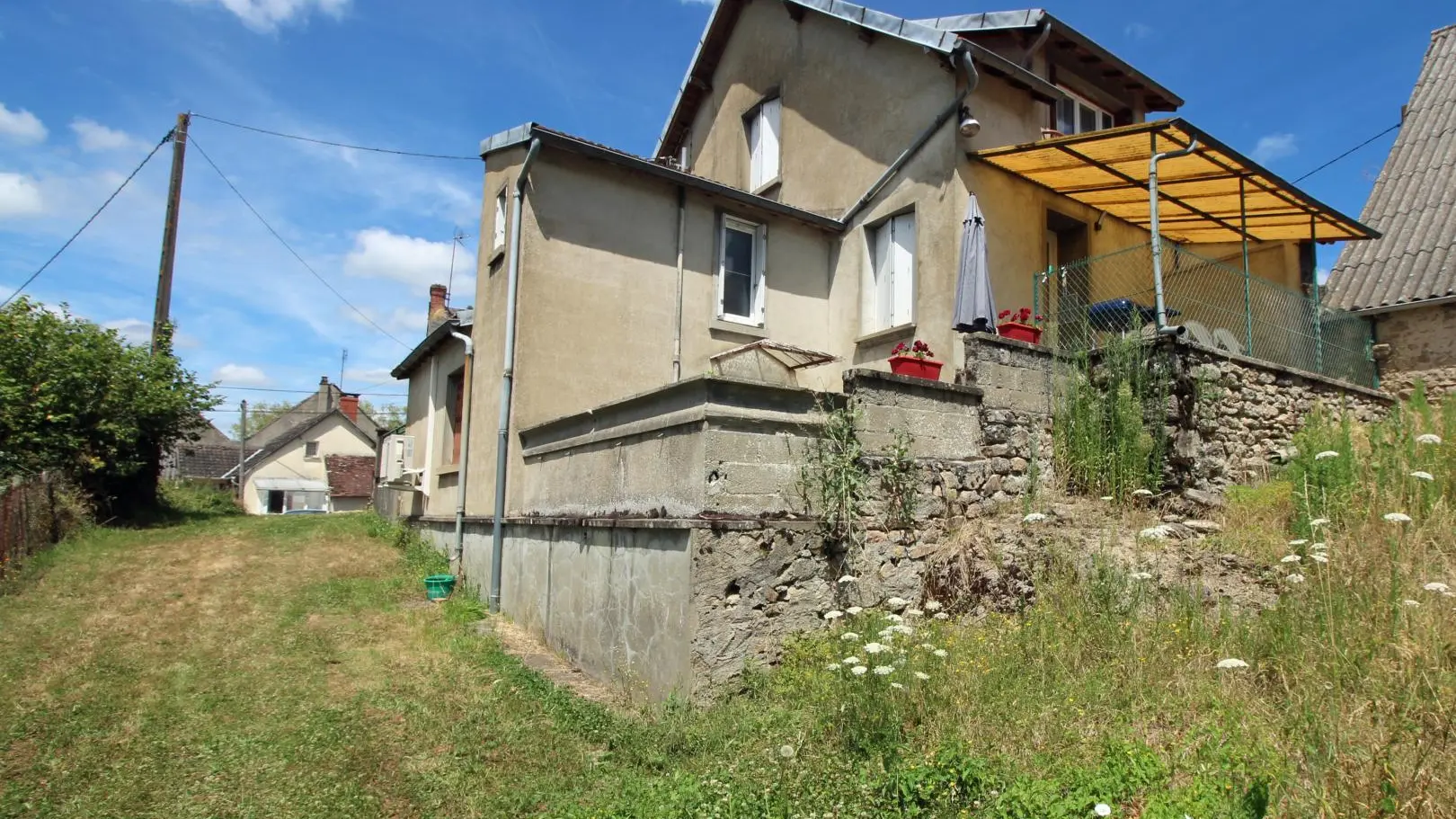 Gîte Le triolet situé à Saint Léger Magnazeix en Haute-Vienne - Nouvelle Aquitaine - vue du chemin sur l'arrière_15