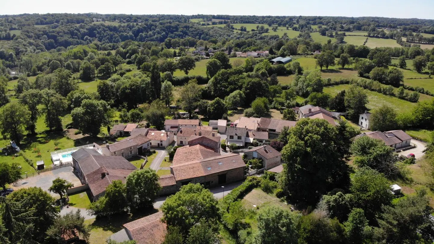 Vue aérienne du village du Haut-Tour à Saint Sornin La Marche en Haute-Vienne (Limousin en Nouvelle Aquitaine)_20