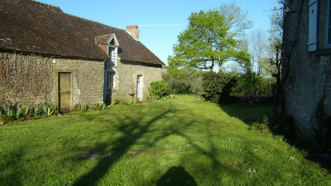 L'entrée avec à gauche, au fond le gîte Benoîton. _17