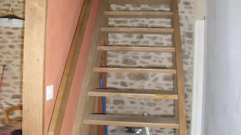 Un escalier type échelle de meunier assez raide muni d'une rampe pour accéder au 1er étage. _9