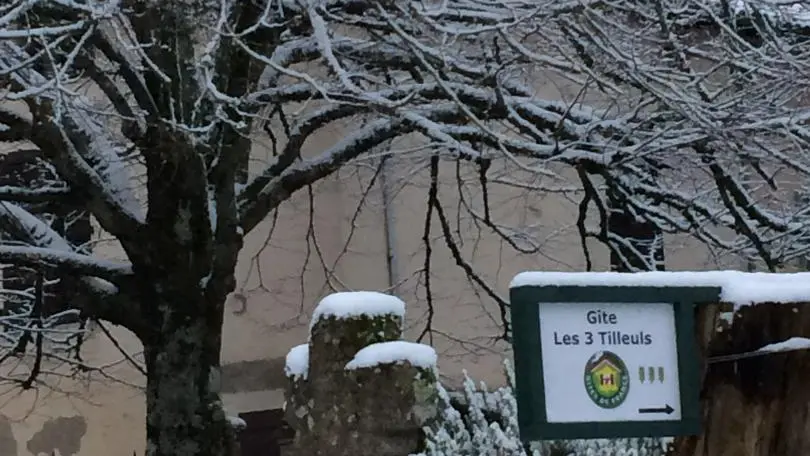 Entrée du gîte recouvert d'un manteau blanc en février_33