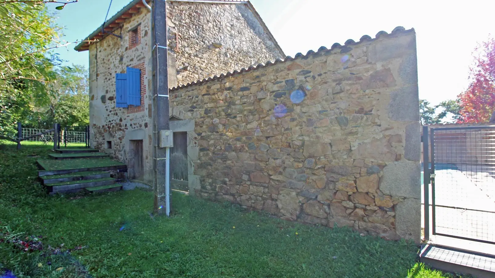 Maison des Roses à Virat, commune de Berneuil en Haute-Vienne - arrière de la maison des roses et accès piscine partagée_12