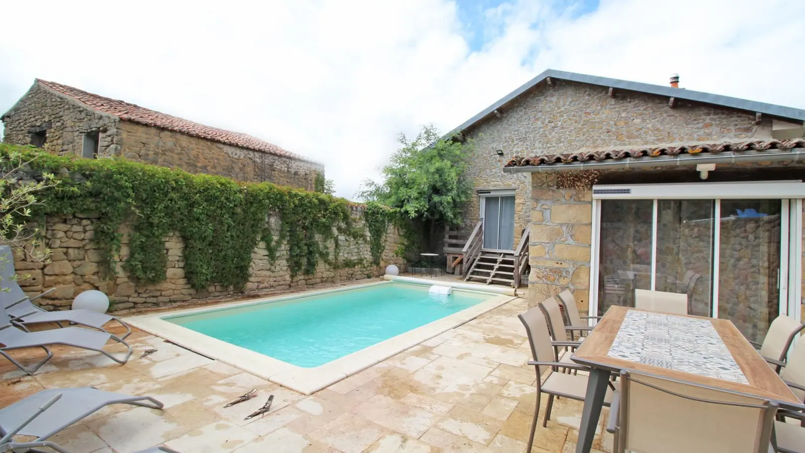 Gîte Evasimone à Chateauponsac en Haute-Vienne (Nouvelle Aquitaine)- patio avec piscine_3